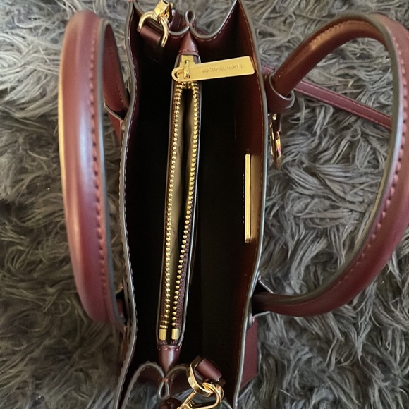 Beautiful wine red Michael Kors Mercer crossbody - Picture 6 of 6